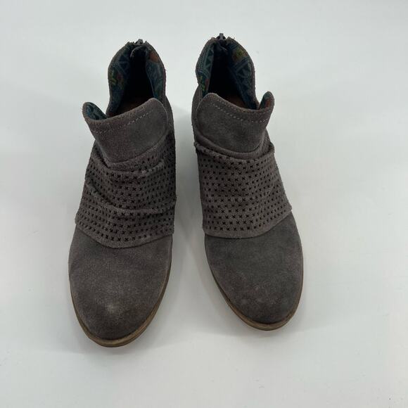 Earth Origins gray Suede Booties Perforated Ruching brandished toe back zip sz 7 - Picture 8 of 10